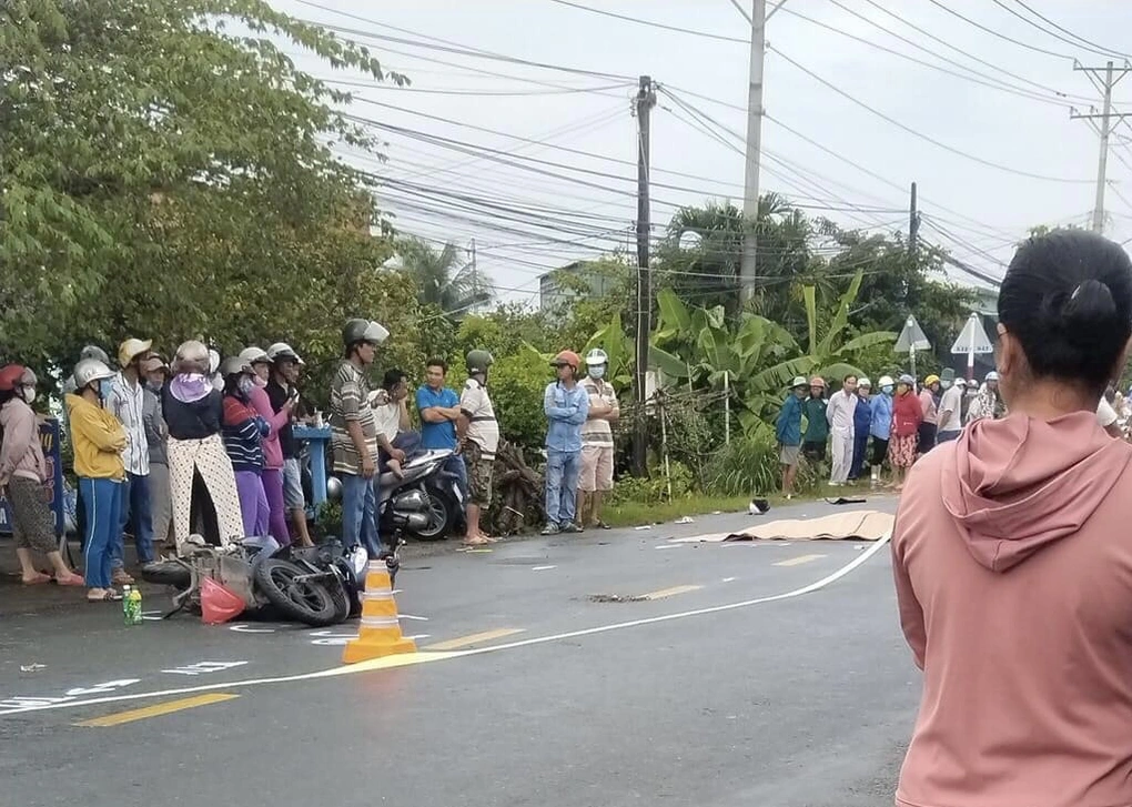 nga vao xe buyt sau va cham xe dap dien co gai 26 tuoi tu vong thuong tam dspl 2