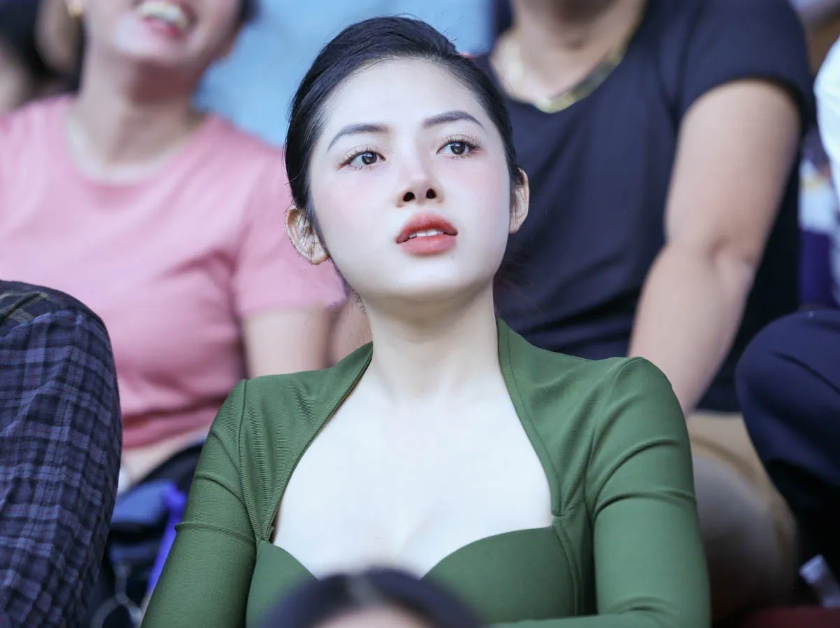 tiep vien hang khong xinh dep vuong nghi van di tour nhay cam chinh chu len tieng phan bac dspl 1 tiep vien hang khong xinh dep vuong nghi van di tour nhay cam chinh chu len tieng phan bac dspl 1
