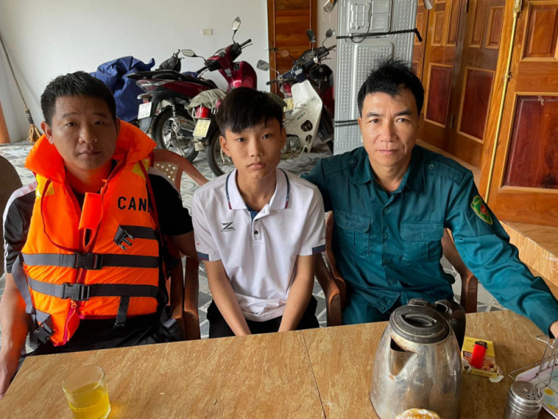 xuc dong dong thu tay cam on cua nam sinh lop 10 duoc luc luong cong an cuu mang giua dong lu du dspl 2 xuc dong dong thu tay cam on cua nam sinh lop 10 duoc luc luong cong an cuu mang giua dong lu du dspl 2