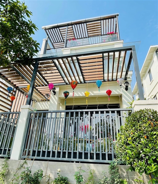 biet thu 200m2 sang trong cua chi dep van hugo goc nao cung cuc chill me nhat la ho ca koi giua vuon dspl 2 biet thu 200m2 sang trong cua chi dep van hugo goc nao cung cuc chill me nhat la ho ca koi giua vuon dspl 2