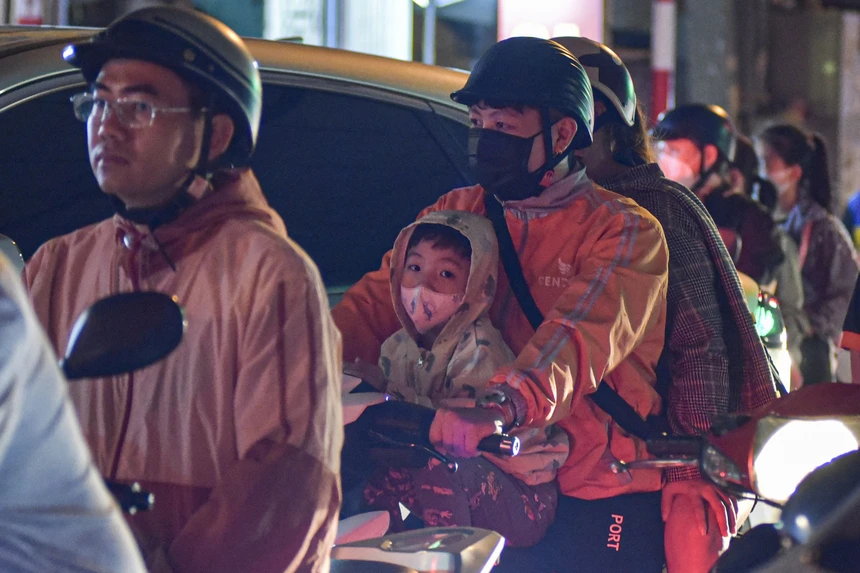 ha noi tro minh trong gio lanh dau mua nguoi dan mac ao ret quang khan ra duong dspl 2 ha noi tro minh trong gio lanh dau mua nguoi dan mac ao ret quang khan ra duong dspl 2