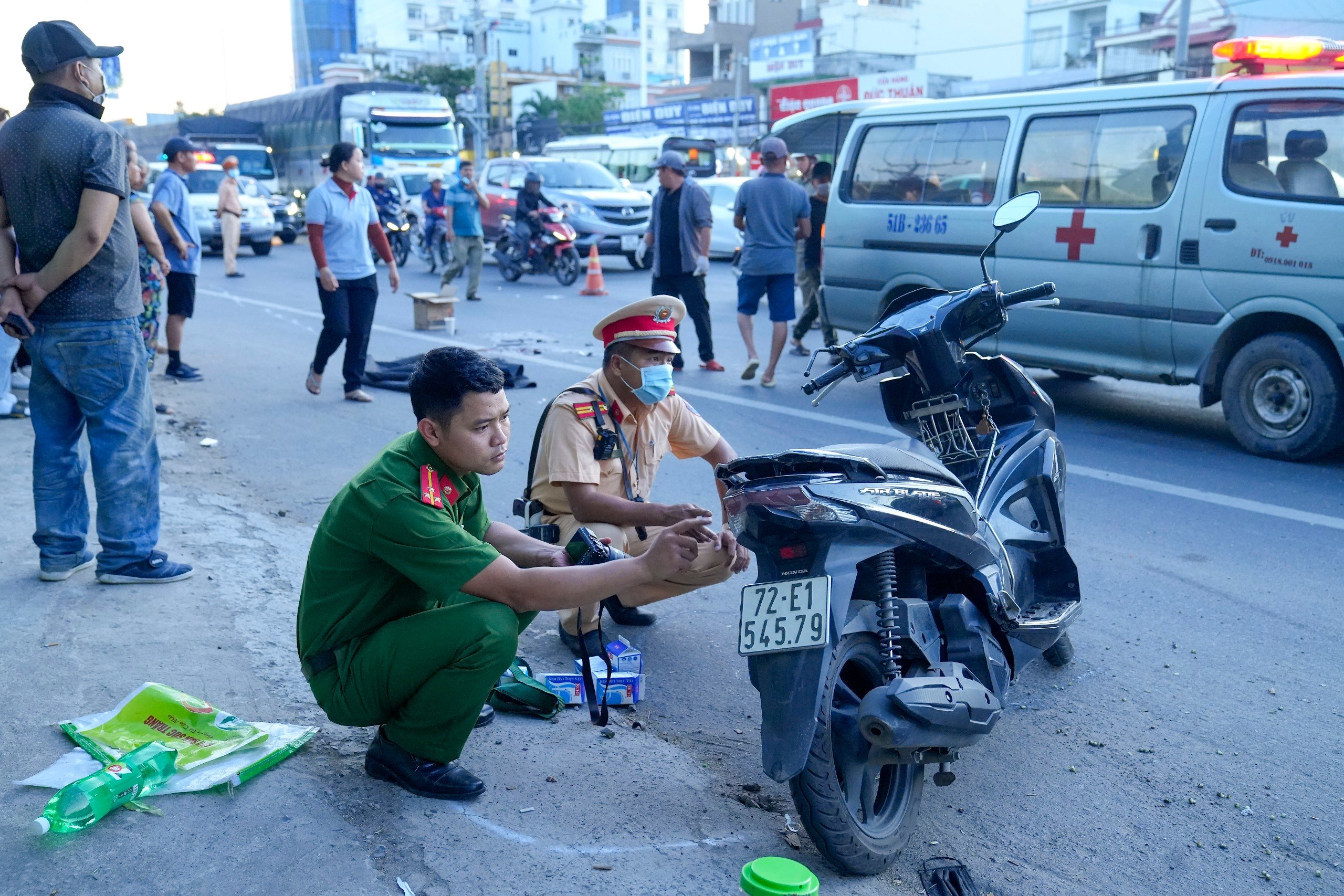 hai nguoi phu nu o binh duong bi xe bon can tu vong tren duong di lam ca dem dspl 1 hai nguoi phu nu o binh duong bi xe bon can tu vong tren duong di lam ca dem dspl 1