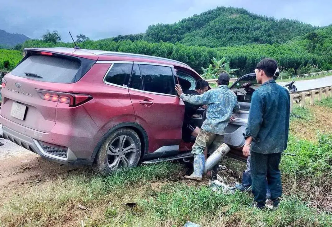 hien truong vu o to lao vao lan can deo phuong hoang 2 nguoi tu vong dspl 5