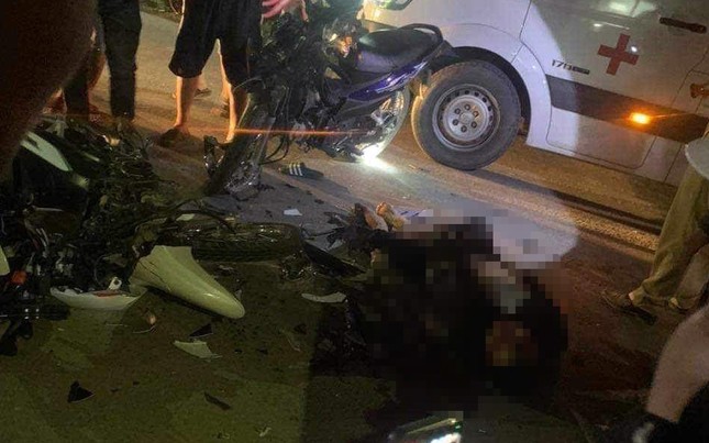 hien truong vu xe may tong nhau nat bet o hung yen 2 nguoi tu vong dspl 3
