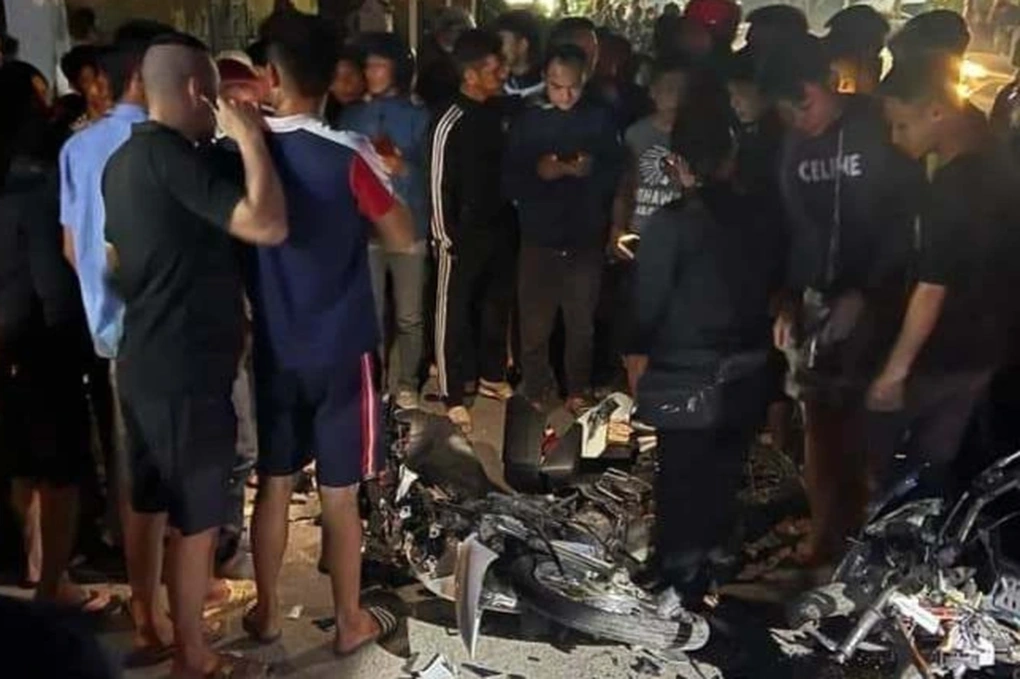 hien truong vu xe may tong nhau nat bet o hung yen 2 nguoi tu vong dspl 4