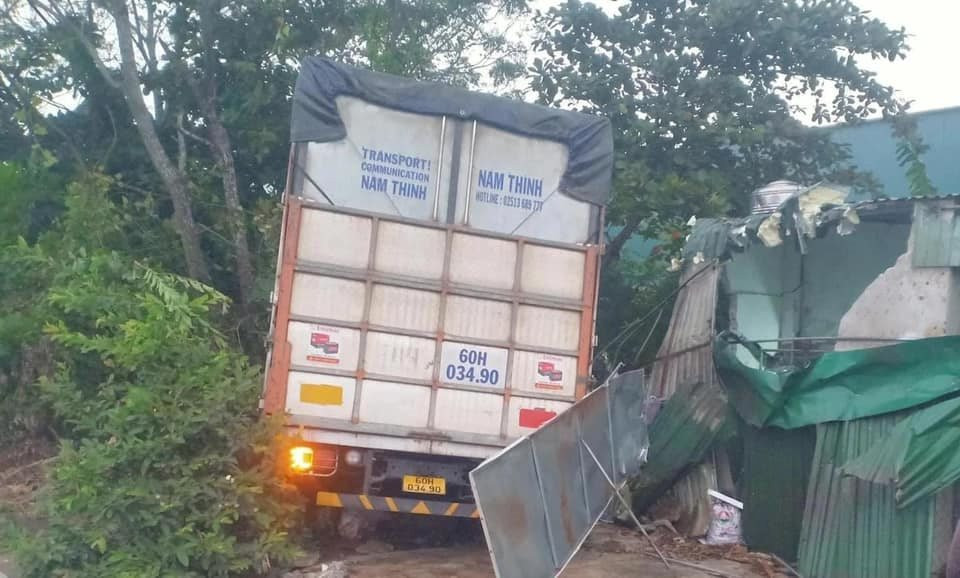 xe tai dam sap nha dan cu ba 74 tuoi tu vong con trai va 2 chau o gian khac nen thoat nan dspl 1