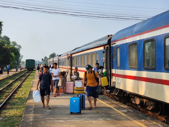 duong sat tang cuong tau dip tet duong lich 2024 dspl 1
