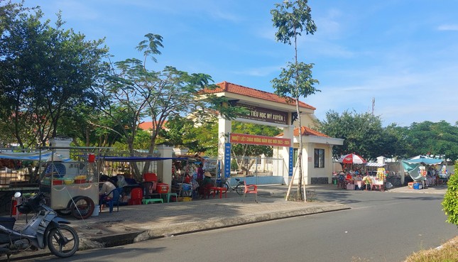 uong nuoc duoc phat mien phi truoc cong truong 4 hoc sinh dau bung buon non dspl 1