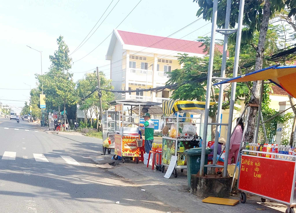 uong nuoc duoc phat mien phi truoc cong truong 4 hoc sinh dau bung buon non dspl 2