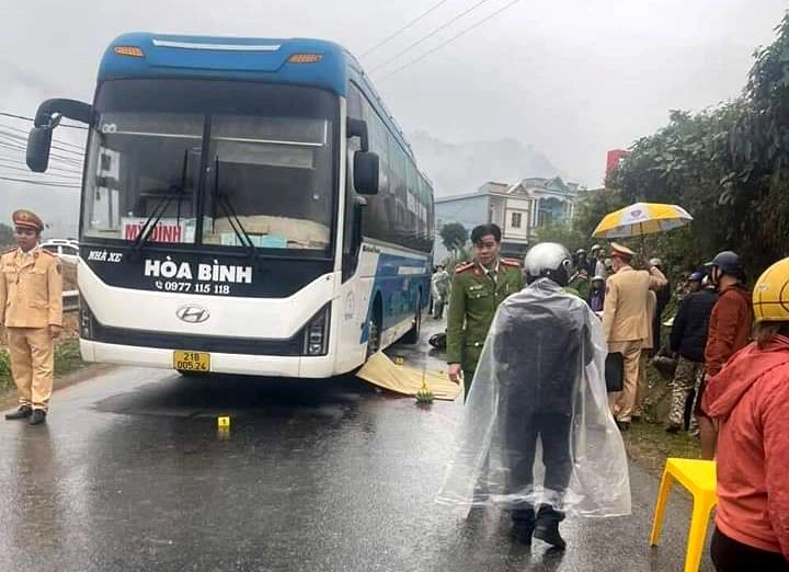 nu sinh o yen bai bi xe khach tong tu vong tren duong di hoc dspl 2