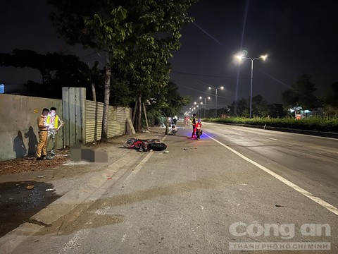 hien truong vu tai nan xe may lao len via he tong vao tru be tong nguoi dan ong tu vong dspl 3 hien truong vu tai nan xe may lao len via he tong vao tru be tong nguoi dan ong tu vong dspl 3