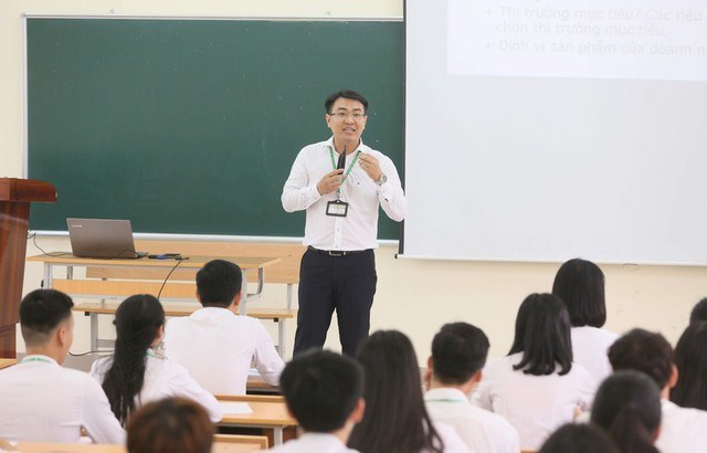 thuong tet 2024 tai cac dai hoc co truong chi khung 20 ty dong dspl 1 thuong tet 2024 tai cac dai hoc co truong chi khung 20 ty dong dspl 1