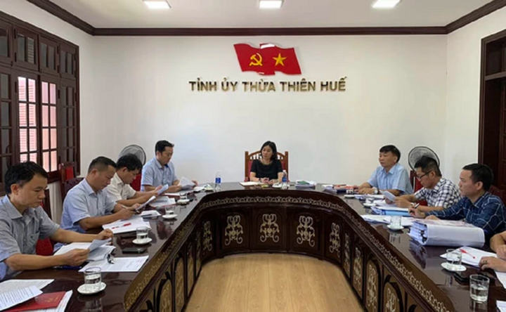 tin nong 24h hom nay ngay 28 12 2023 hang chuc nguoi bo vao gam xe be tong giai cuu mot phu nu dspl 2