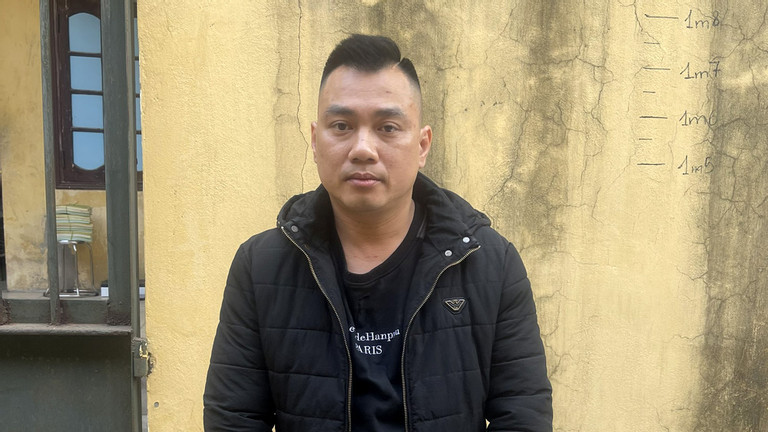 vu canh sat dap kinh o to ban tai khong che tai xe say xin dien bien moi dspl 1