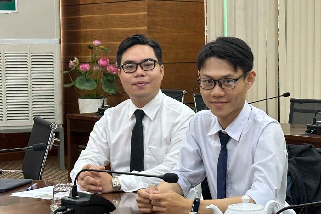 chan dung 2 sinh vien xuat sac duoc tp hcm tuyen thang lam giao vien dspl 1 chan dung 2 sinh vien xuat sac duoc tp hcm tuyen thang lam giao vien dspl 1
