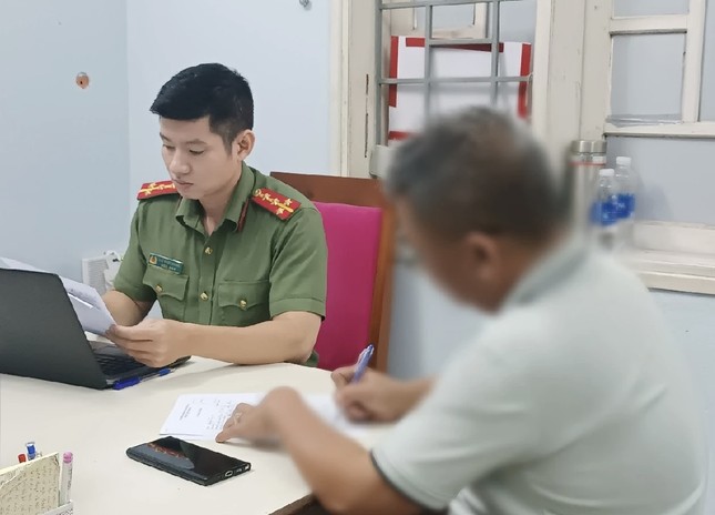 hong hot chuyen hang xom roi dang len tiktok nguoi dan ong bi cong an trieu tap dspl 1 hong hot chuyen hang xom roi dang len tiktok nguoi dan ong bi cong an trieu tap dspl 1