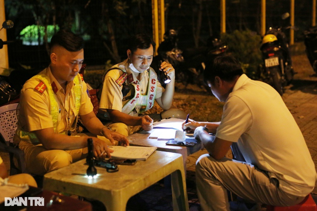 dinh con sau khi uong 4 lon bia tai xe thoang thot tet nay het duong ve que luon roi dspl 2