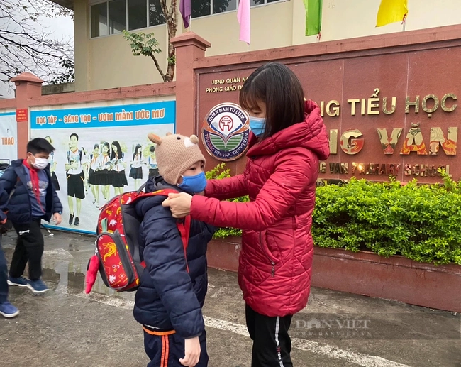 tre duoc nghi hoc vi troi lanh ong ba hoa toc tu que len trong chau bo me dieu khien con qua camera dspl 2