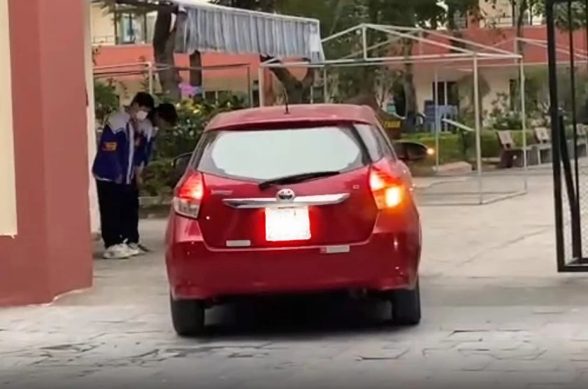 xon xao viec hoc sinh cui dau chao thay co trong troi mua ret cam cam hieu truong noi gi dspl 3 xon xao viec hoc sinh cui dau chao thay co trong troi mua ret cam cam hieu truong noi gi dspl 3