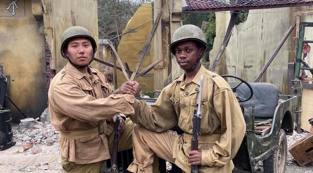 nam sinh vien ddh bach khoa ha noi ay sot voi vai dien trong dao pho va piano la ai dspl 2