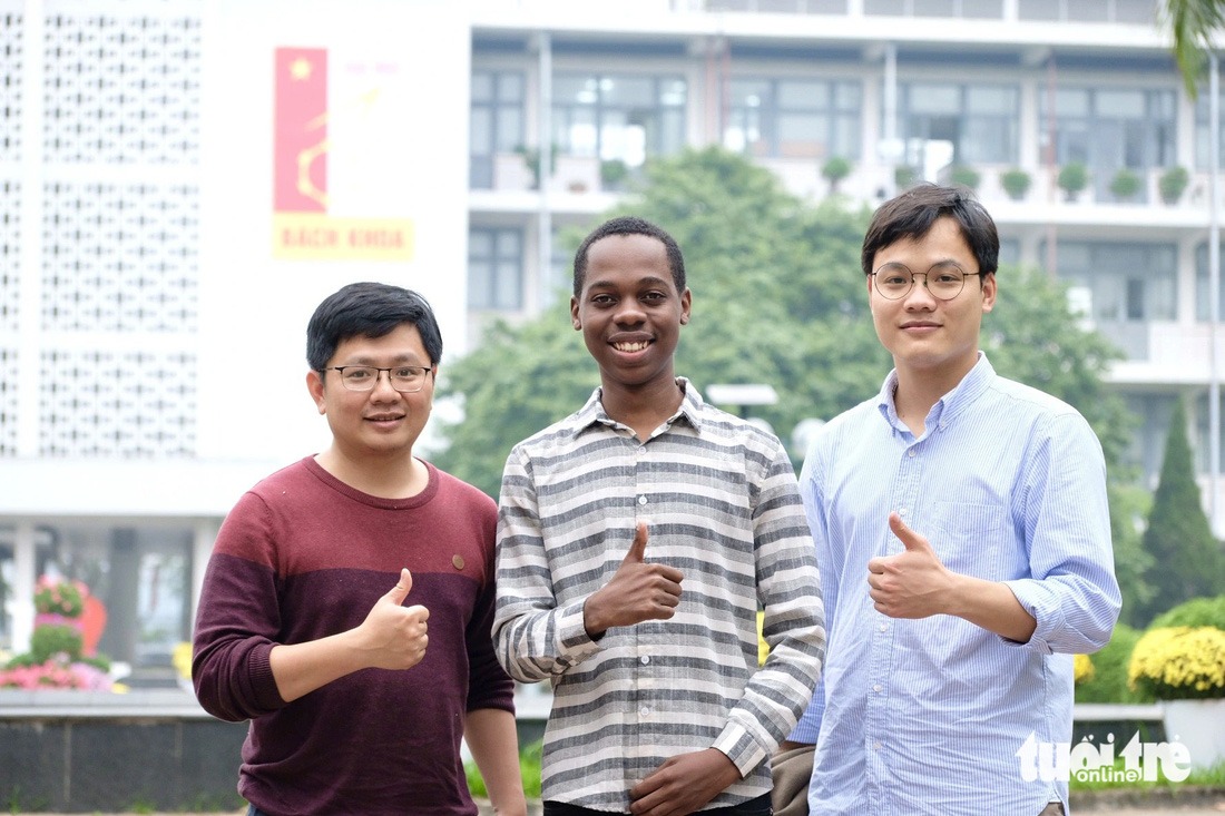 nam sinh vien ddh bach khoa ha noi ay sot voi vai dien trong dao pho va piano la ai dspl 3