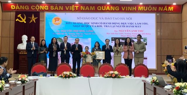ha noi bieu duong 2 hoc sinh nhat duoc cua roi tra lai nguoi danh mat dspl 1 ha noi bieu duong 2 hoc sinh nhat duoc cua roi tra lai nguoi danh mat dspl 1