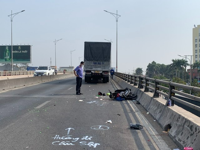 hien truong tai nan vu xe tai tong xe may tren cau vuot amata 2 nguoi tu vong tai cho dspl 1 hien truong tai nan vu xe tai tong xe may tren cau vuot amata 2 nguoi tu vong tai cho dspl 1