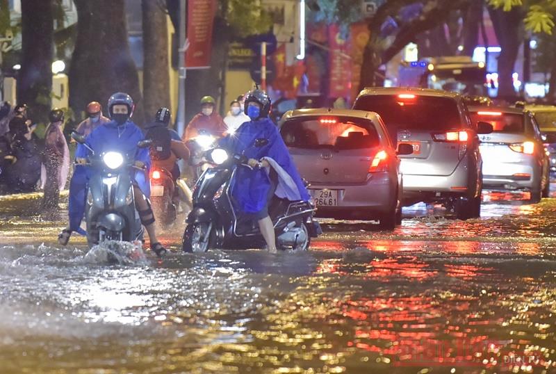 nhieu tuyen pho o ha noi thanh song sau tran mua lon keo dai2