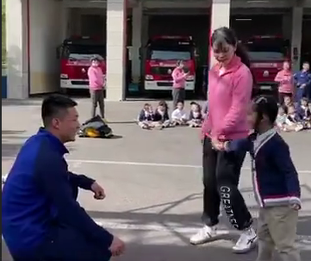 tin tuc doi song ngay 215 be gai nhiet tinh day thuyen co giao voi anh linh dien trai1 tin tuc doi song ngay 215 be gai nhiet tinh day thuyen co giao voi anh linh dien trai1