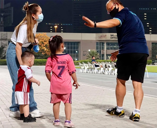 hanh dong am long cua hlv park hang seo voi co dong vien viet nam tai uae hanh dong am long cua hlv park hang seo voi co dong vien viet nam tai uae