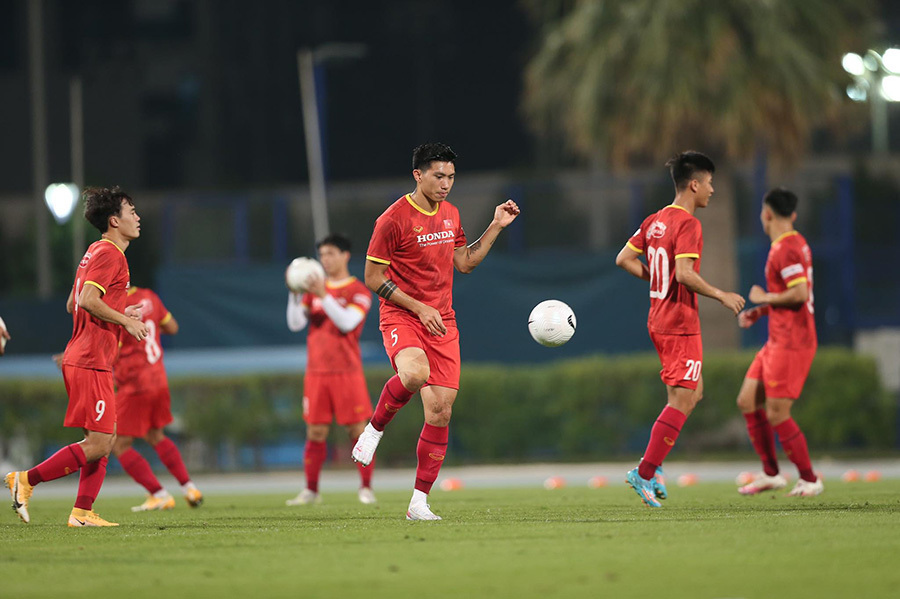hanh dong am long cua hlv park hang seo voi co dong vien viet nam tai uae2 hanh dong am long cua hlv park hang seo voi co dong vien viet nam tai uae2