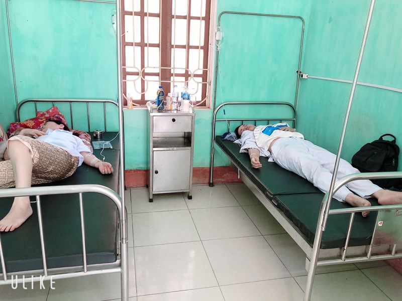 xot xa canh nhan vien y te ngat xiu khi lay mau xet nghiem duoi cai nong 40 do c xot xa canh nhan vien y te ngat xiu khi lay mau xet nghiem duoi cai nong 40 do c