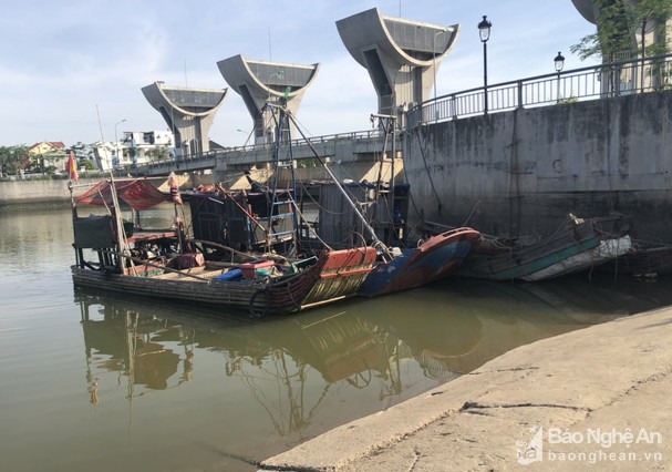 say chan nga o ben neo dau tau ca be gai 7 tuoi duoi nuoc thuong tam