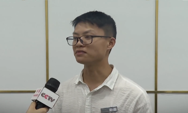 nghet tho giay phut giai cuu be so sinh roi xuong khe hep o ga tau dien ngam1 nghet tho giay phut giai cuu be so sinh roi xuong khe hep o ga tau dien ngam1