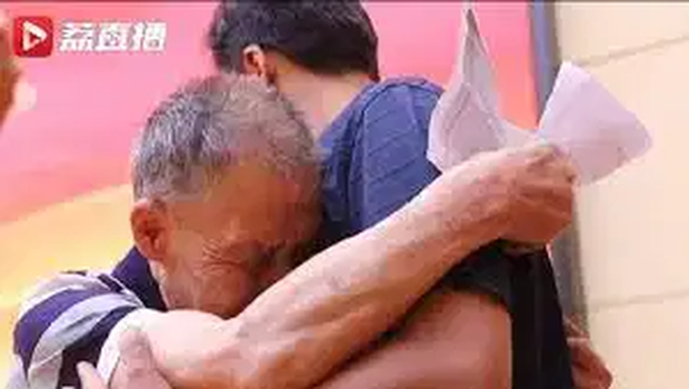 cu ong 85 tuoi danh nua cuoc doi di tim con trai bi bat coc biet kho nhung quyet khong bo cuoc