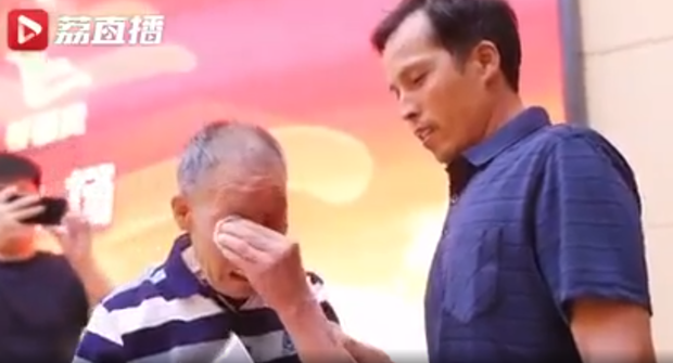 cu ong 85 tuoi danh nua cuoc doi di tim con trai bi bat coc biet kho nhung quyet khong bo cuoc1