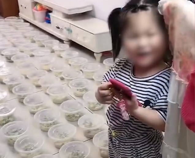 nguoi dan ong khong dat hang nhung duoc giao toi 100 suat an can loi khi biet su tinh phia sau