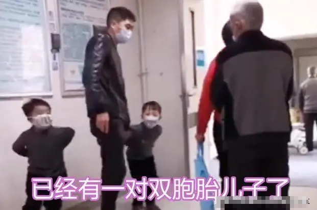 bo vua nhin hai con sinh doi lien bo cua chay lay nguoi nguyen nhan lam ai nay cuoi te ghe1 bo vua nhin hai con sinh doi lien bo cua chay lay nguoi nguyen nhan lam ai nay cuoi te ghe1