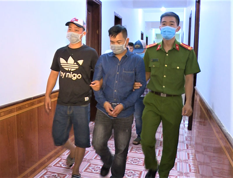 khoi to 4 doi tuong bat nguoi trai phep doa lay than dem ban khoi to 4 doi tuong bat nguoi trai phep doa lay than dem ban