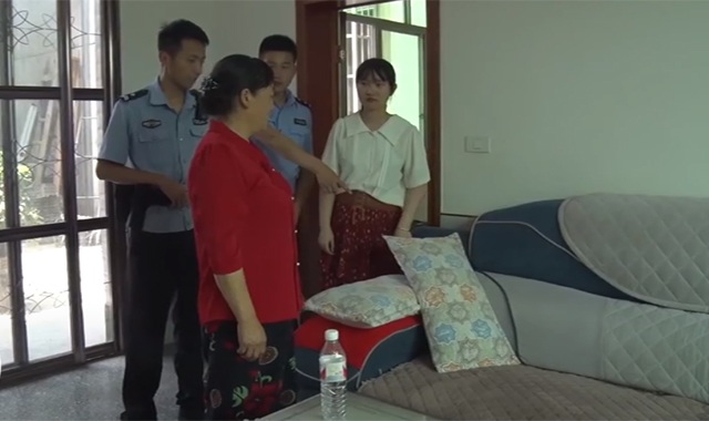 nguoi phu nu dang nam ngu thi thay lanh song lung vua quay nguoi nhin lien bao ngay canh sat nguoi phu nu dang nam ngu thi thay lanh song lung vua quay nguoi nhin lien bao ngay canh sat