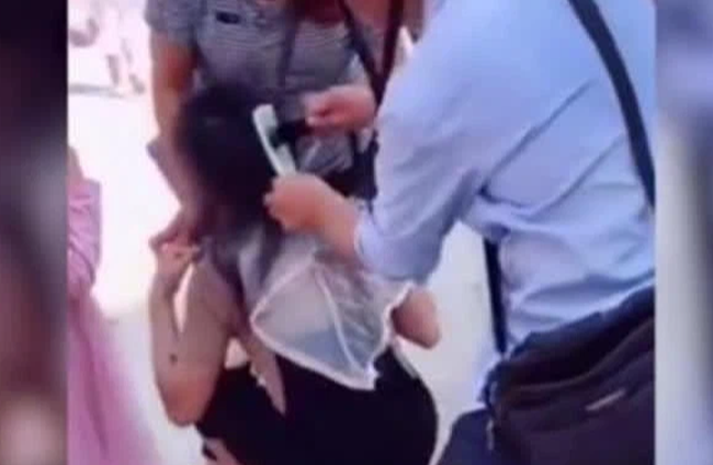 tin tuc doi song ngay 266 phan no canh be 12 tuoi bi de ra cat cut toc giua duong1 tin tuc doi song ngay 266 phan no canh be 12 tuoi bi de ra cat cut toc giua duong1