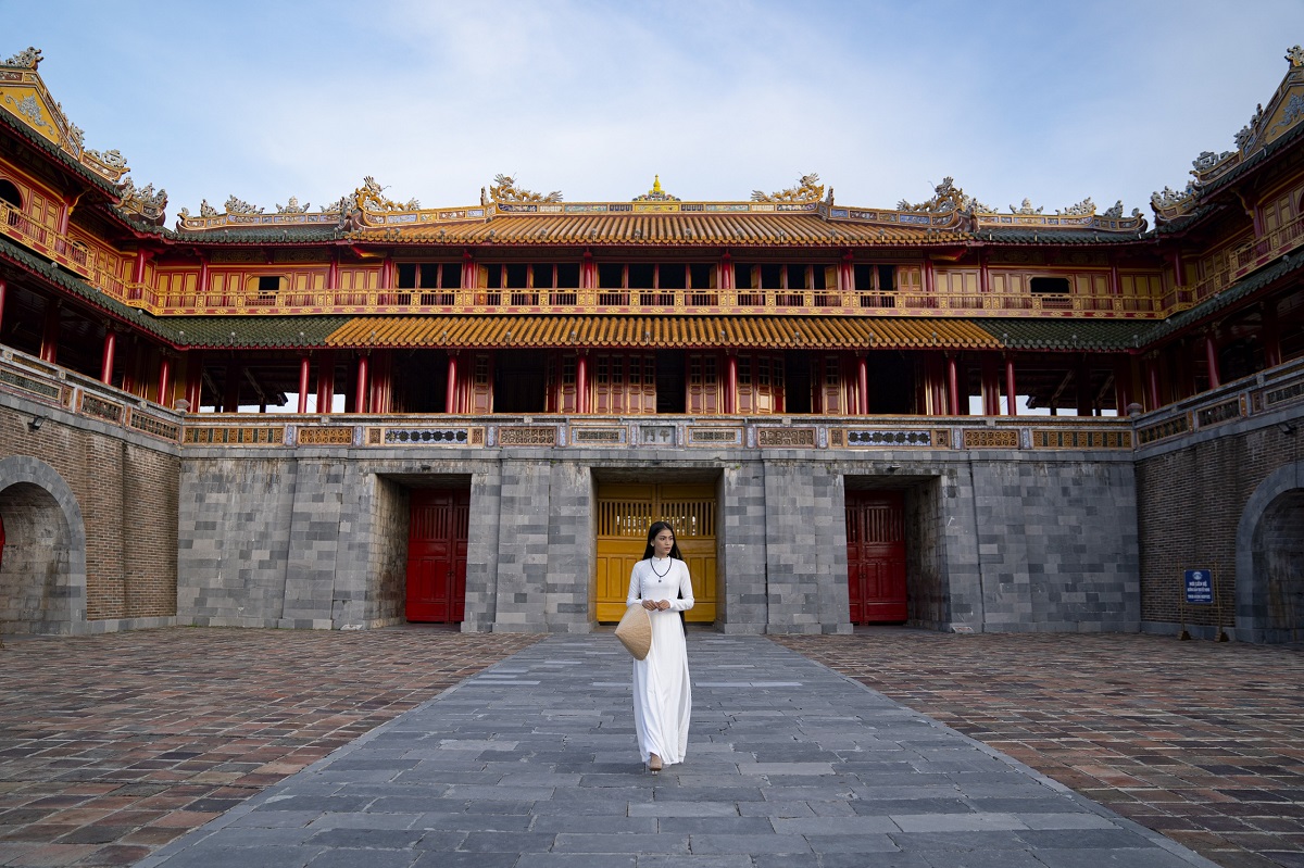 truong thi may dien ao dai trang khoe ve dep dam tham tai kinh thanh hue6 truong thi may dien ao dai trang khoe ve dep dam tham tai kinh thanh hue6