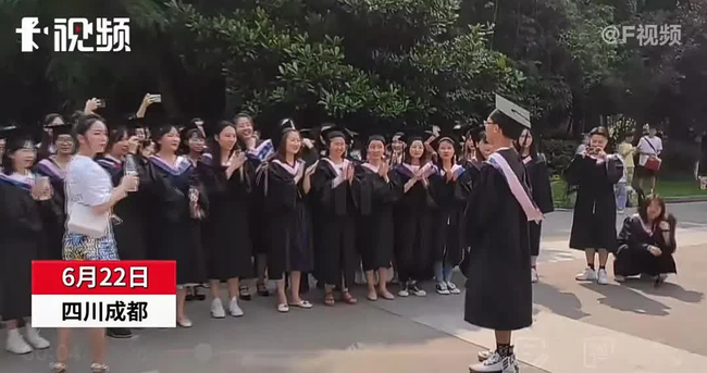 nam sinh bat ngo xin loi cac ban nu tuong da lam chuyen khuat tat hoa ra vi ly do buon cuoi nay nam sinh bat ngo xin loi cac ban nu tuong da lam chuyen khuat tat hoa ra vi ly do buon cuoi nay