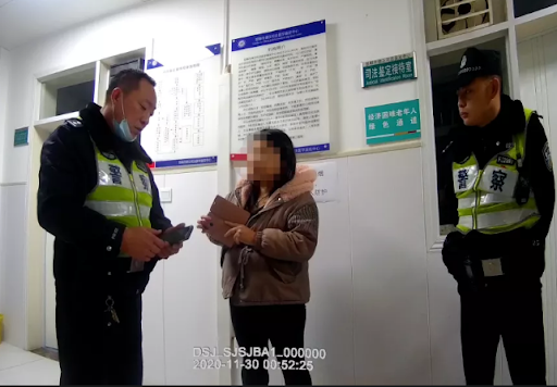 tai xe taxi cho hai me con vua nhin chan dua tre lien bao canh sat phanh phui su that dang so