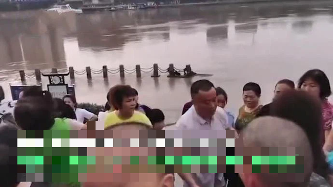 cuu dua tre duoi nuoc nguoi dan ong bi dam dong vay chat khi len bo nguyen nhan gay ngo ngang1 cuu dua tre duoi nuoc nguoi dan ong bi dam dong vay chat khi len bo nguyen nhan gay ngo ngang1