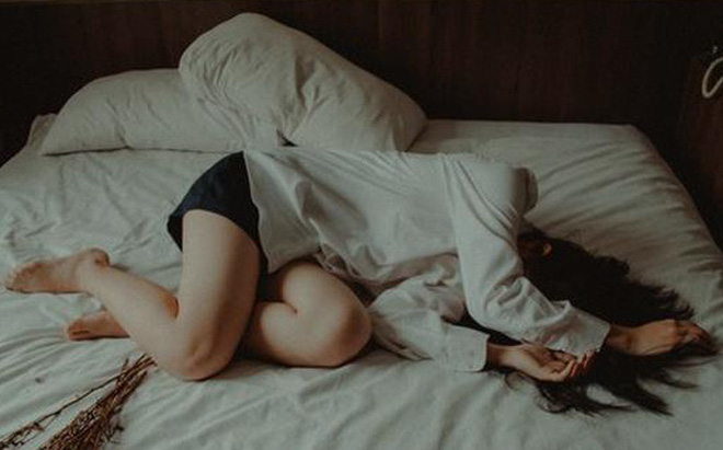 co gai say ruou duoc ban trai dua vao nha nghi vua tinh day lien voi vang cau cuu canh sat