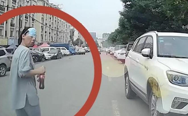 nguoi phu nu co tinh nga truoc dau xe de an va roi chung hung truoc phan ung cua tai xe nguoi phu nu co tinh nga truoc dau xe de an va roi chung hung truoc phan ung cua tai xe
