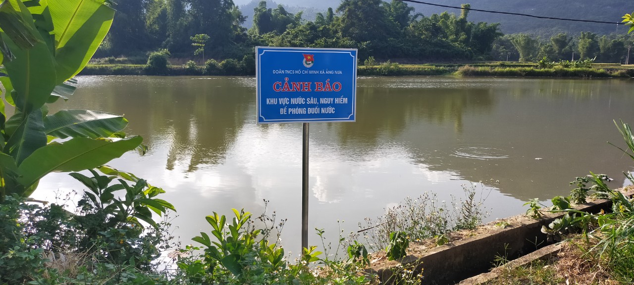 ru nhau ra suoi tam 2 be 8 tuoi duoi nuoc tu vong thuong tam