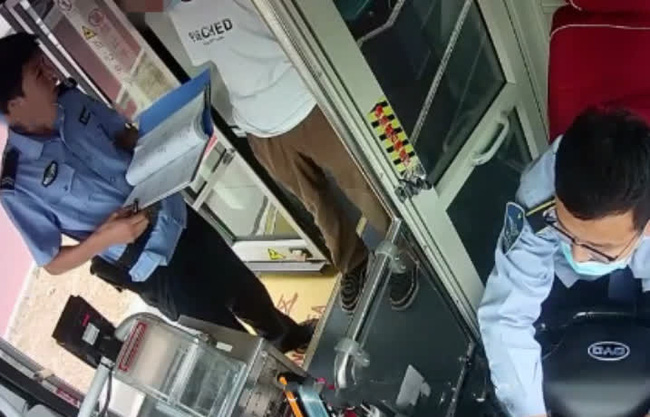 chot tinh sau vai phut ngu quen tren xe buyt co gai hoang hon phat hien hanh vi tao ton cua ga dan ong chot tinh sau vai phut ngu quen tren xe buyt co gai hoang hon phat hien hanh vi tao ton cua ga dan ong
