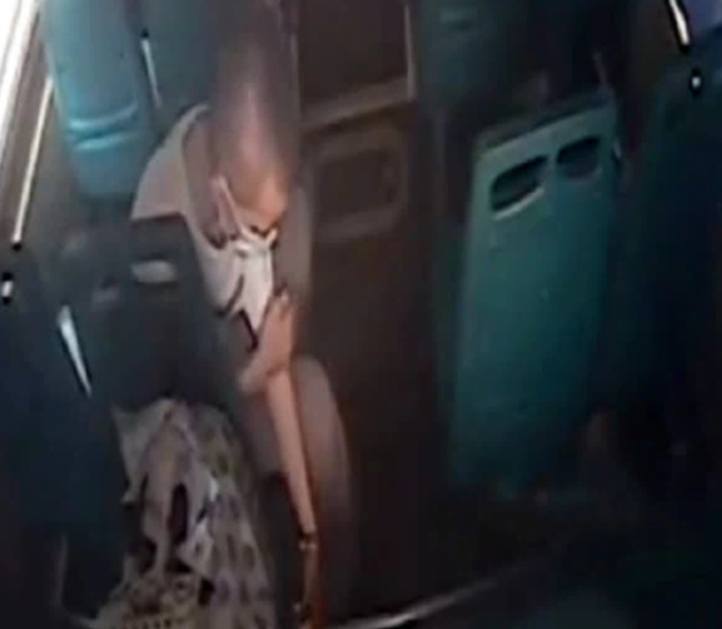 chot tinh sau vai phut ngu quen tren xe buyt co gai hoang hon phat hien hanh vi tao ton cua ga dan ong1 chot tinh sau vai phut ngu quen tren xe buyt co gai hoang hon phat hien hanh vi tao ton cua ga dan ong1